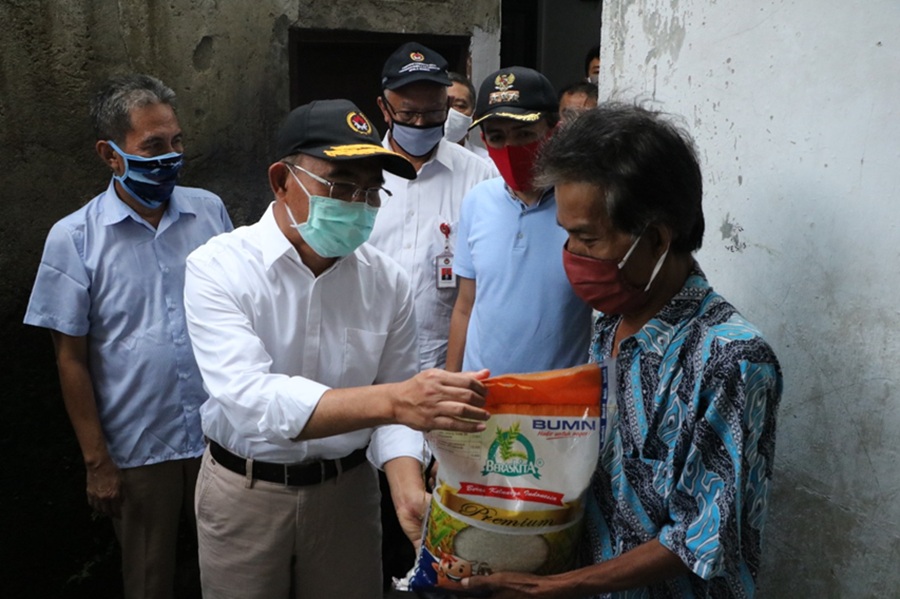 <p>Ilustrasi penyaluran bansos. Simak informasi jadwal pencairan bansos DKI Jakarta, seperti KAJ, KLJ, dan KPDJ pada Juli 2025, dan cara cek status penerimanya. (Foto: Kemenko PMK).</p>
