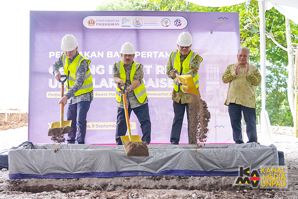 <p>Kiri ke kanan: Rektor Unpad, Prof. Arief S. Kartasasmita, Menteri PPN/Bappenas, Prof. Rachmat Pambudy, Preskom PT Triputra Utama Selaras, Ellyus Achiruddin, dan Ketua Praise, Prof. Agung Karuniawan, melakukan peletakan batu pertama pembangunan gedung Praise di Unpad Jatinangor, Selasa 9 September 2025. (Dok. Kanal Media Unpad/ Dadan Triawan)</p>
