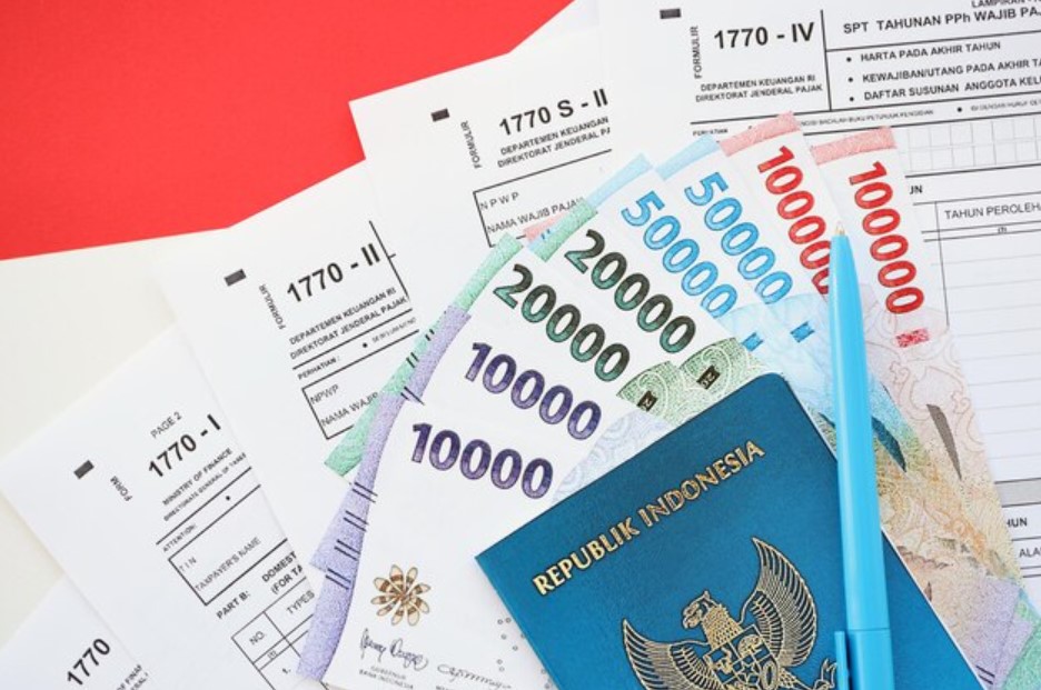 <p>Ilustrasi dokumen penting dan uang tunai, dokumen sebagai syarat pengajuan pinjaman KUR BRI 2025. Kuota makin menipis, segera ajukan dengan trik jitu dari mantri agar langsung ACC. Foto: freepik.com</p>
