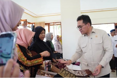<p>Mendag Busan berdialog langsung dengan pelaku UMKM Sumatra Barat, meninjau produk lokal unggulan dan memberikan dukungan peningkatan kualitas serta pemasaran agar UMKM siap bersaing di pasar nasional dan ekspor. foto: Dok. kemendag.go.id</p>

