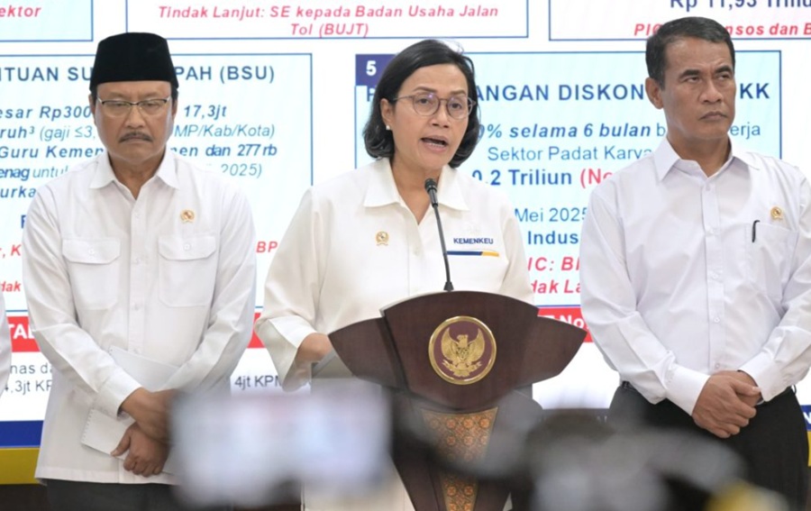 <p>Menkeu Sri Mulyani (tengah) menyampaikan hasil pertemuan dengan Presiden Prabowo Subianto, satu di antaranya terkait kebijakan Bantuan Subsidi Upah atau BSU yang nominalnya sebesar Rp600 ribu untuk periode Juni-Juli 2025. (Foto: BPMI/Setpres).</p>
