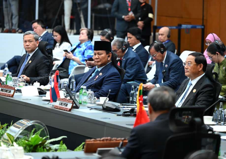 <p>Presiden Prabowo Subianto menghadiri Konferensi Tingkat Tinggi (KTT) ke-28 ASEAN Plus Three (APT) yang digelar di Kuala Lumpur Convention Centre (KLCC), Malaysia, pada Senin, 27 Oktober 2025. (Dok. BPMI Setpres)</p>
