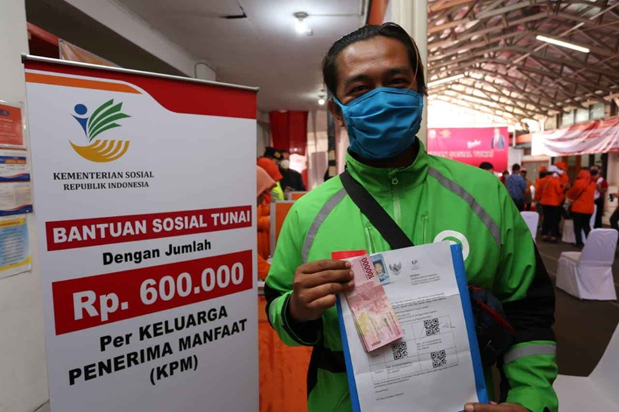 <p>Ilustrasi seorang penerima manfaat bansos. Berikut jadwal pencairan bansos PKH tahap 2 pekan kedua Juni 2025. (Foto: Freepik).</p>

