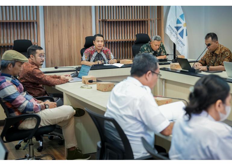 <p>Kementerian Usaha, Mikro, Kecil dan Menengah (UMKM) menggelar Forum Konsultasi Publik (FKP) untuk menyempurnakan mekanisme pelayanan masyarakat setelah pemisahan nomenklatur dari Kementerian Koperasi dan UKM, Rabu, 16 April 2025. (Dok. Kemen UMKM).</p>
