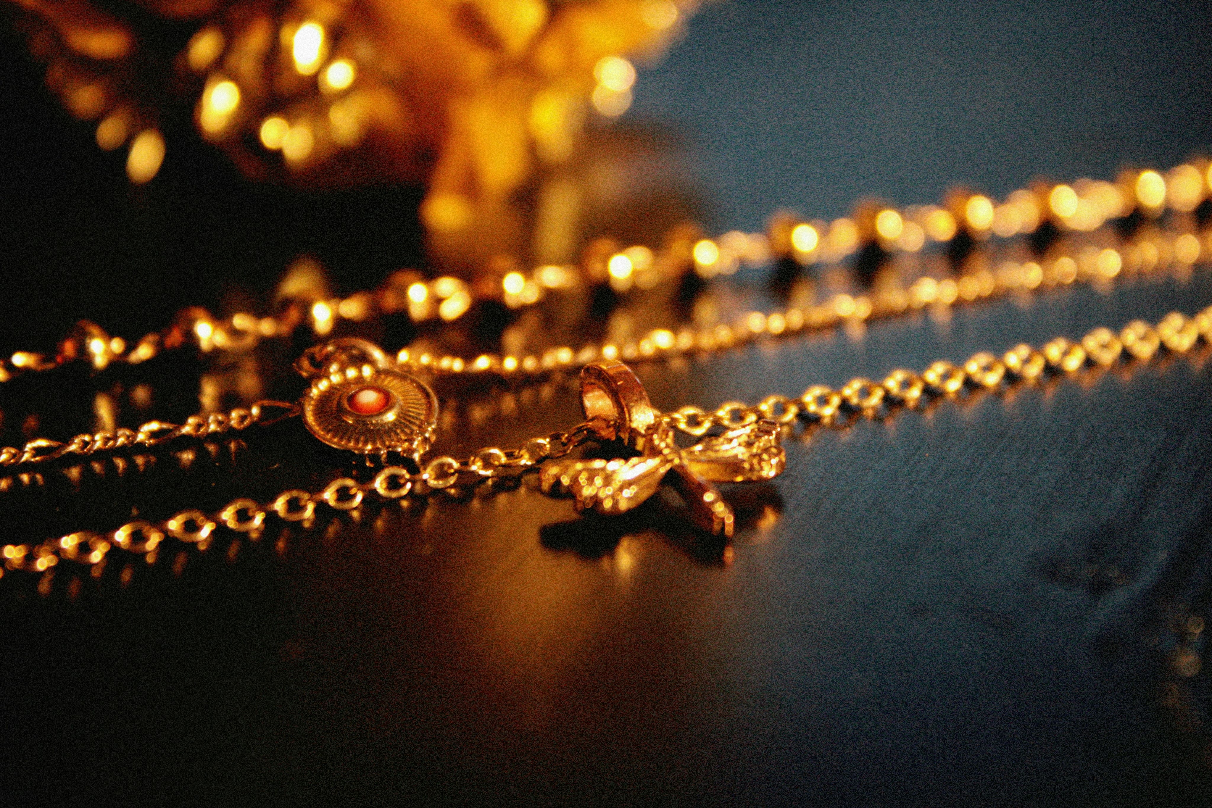 <p>Harga emas perhiasan 11 Agustus 2025, semua kadar update! Cek sebelum beli! Foto : Unsplash :  Eva Trstenjak <br />
 </p>
