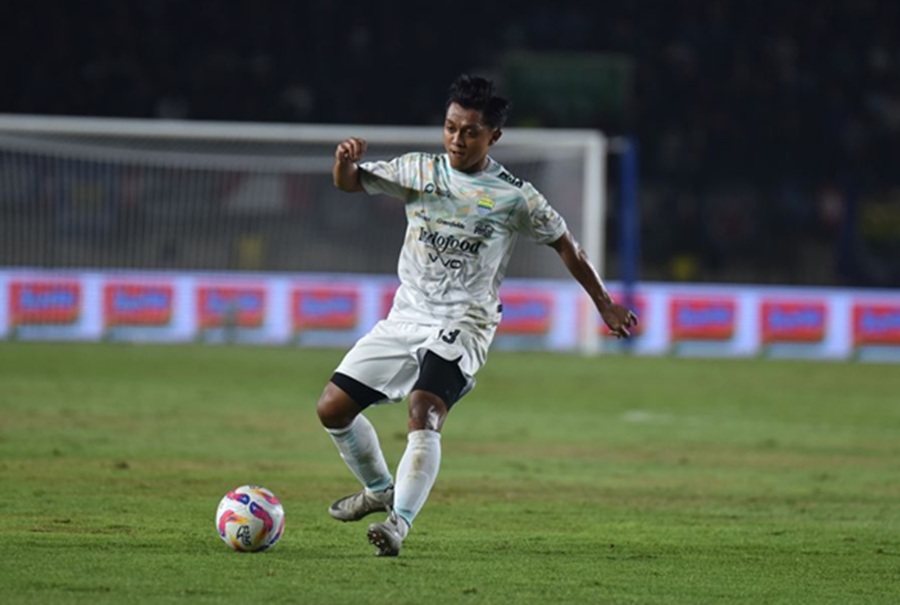 <p>Febri Hariyadi mendapat apresiasi dari pelatih Persib, Bojan Hodak saat tampil bukan di posisi aslinya. (Foto: Persib.co.id).</p>
