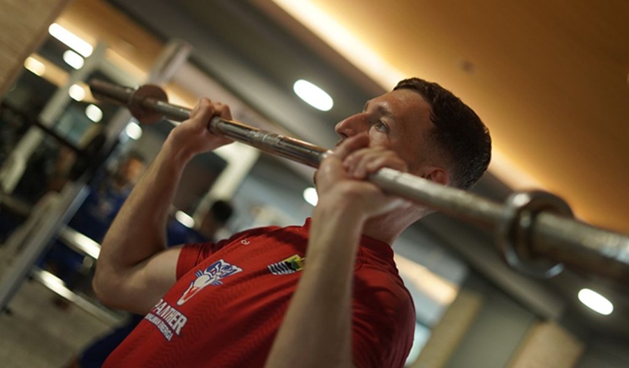 <p>Kiper Persib Adam Przybek saat menjalani sesi latihan di Thailand. (Foto: Persib.co.id).</p>

