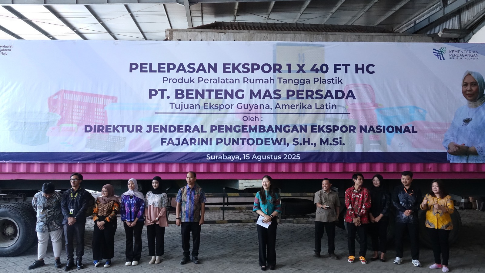 <p>Kementerian Perdagangan melepas ekspor perdana peralatan rumah tangga dari plastik hasil produksi PT Benteng Mas Persada (BMP) ke Guyana senilai USD 23 ribu atau setara Rp374 juta di Surabaya, Jawa Timur, pada Jumat, 15 Agustus 2025. (Dok. Kemendag)</p>
