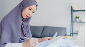 <p>Ilustrasi pelaku usaha sedang menghitung jumlah pinjaman yang akan diajukan untuk modal usaha. KUR Syariah Pegadaian hadir sebagai solusi pembiayaan halal bagi pelaku UMKM. Tanpa bunga, tanpa agunan, dan proses mudah. <br />
 </p>
