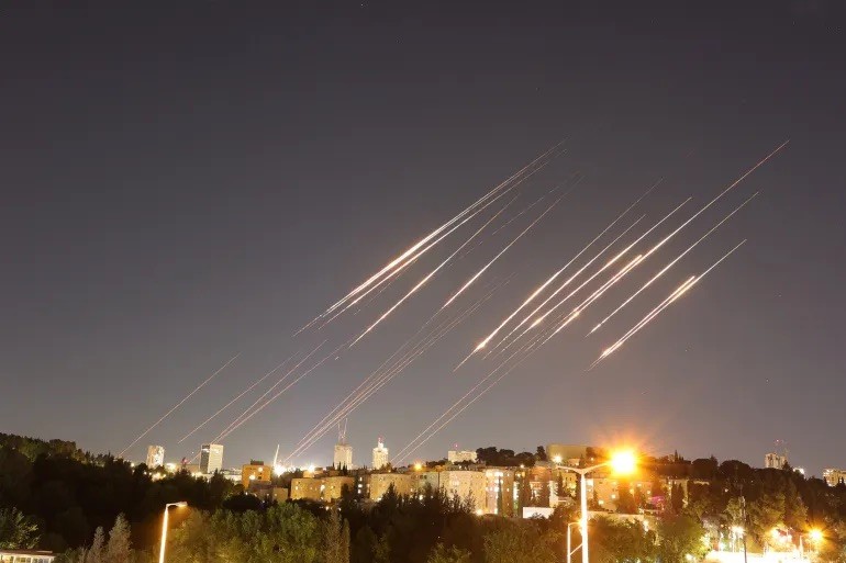 <p>Serangn balasan militer Iran dengan mengerahkan rudal balistik menyerang Kota Tel Aviv, Israel. (Dok.Al jazeera)</p>
