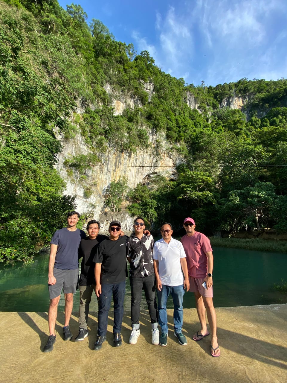 <p>Tim Sokoguru.id menjelajah Aceh dan menemukan destinasi wisata perawan di Lhoknga. Nikmati petualangan perahu, tebing, kolam tersembunyi, dan keindahan alam Aceh yang masih alami. Foto sokoguru.id/Foto: Mhd Abdul Fattah/Rizki Laelani.</p>
