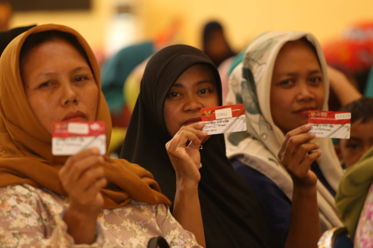 <p>ilustrasi warga memperlihatkan kartu PKH sebagai bukti keikutsertaan program bantuan Kemensos.</p>

<p> </p>
