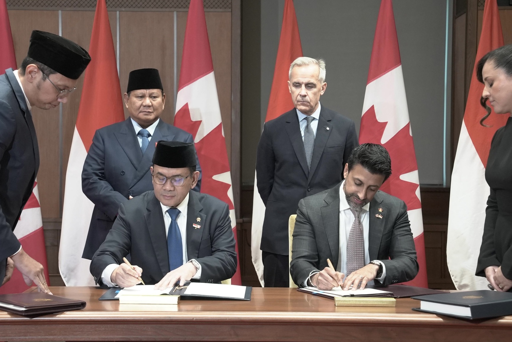 <p>Menteri Perdagangan RI Budi Santoso (Busan) dan Menteri Perdagangan Internasional Kanada, Maninder Sidhu menandatangani Indonesia-Canada CEPA, Rabu, 24 September 2025 waktu setempat, di Ottawa, Kanada. Penandatanganan disaksikan Presiden RI Prabowo Subianto serta Perdana Menteri Kanada Mark Carney. (Dok. Kemendag)</p>

<p> </p>
