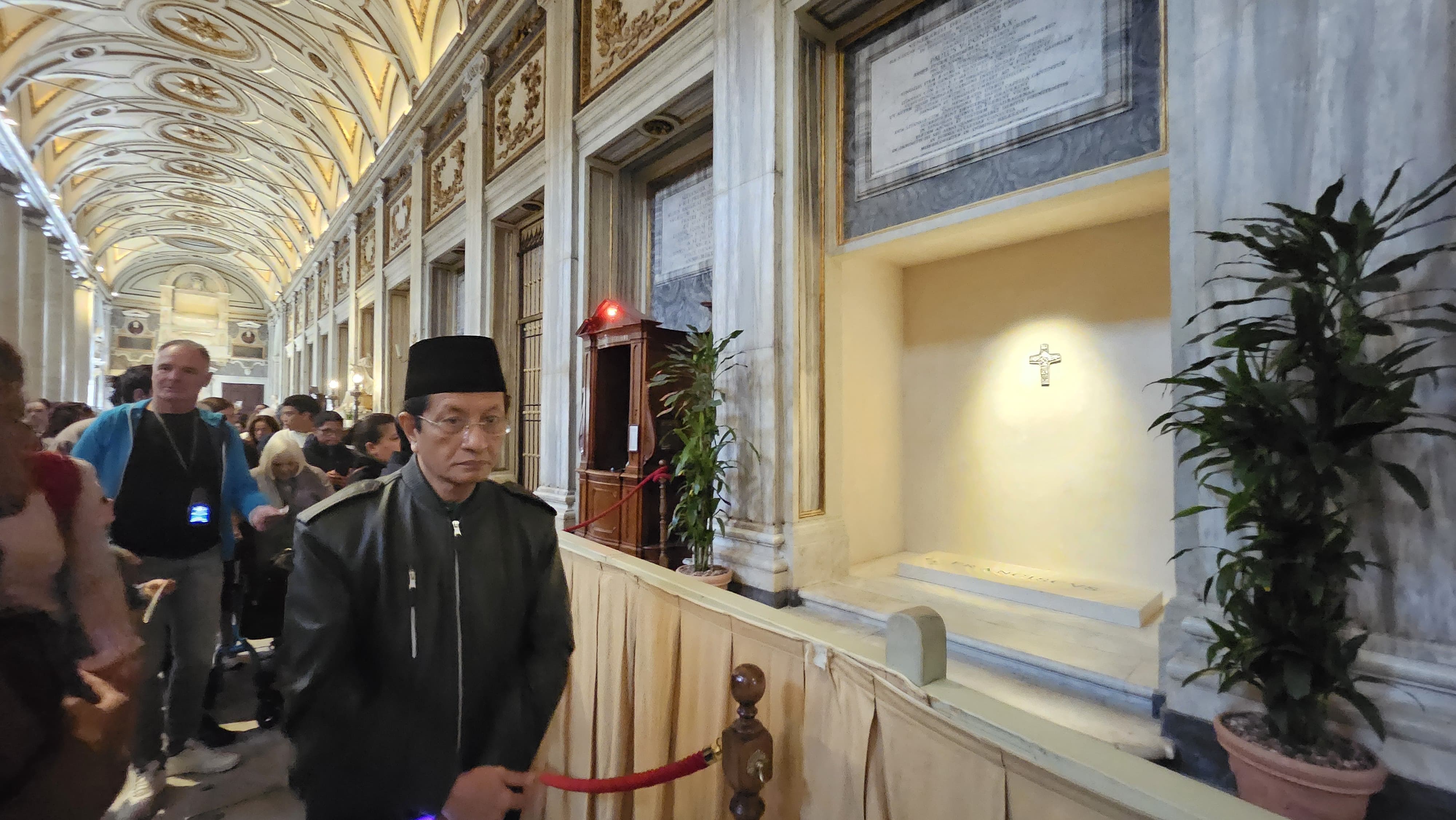 <p>Menteri Agama Nasaruddin Umar berziarah ke makam Paus Fransiskus, di Basilika St. Maria Maggiore, Roma, Senin, 27 Oktober 2025 pukul 09.00 waktu setempat. (Dok. KBRI Takhta Suci)</p>
<p> </p>