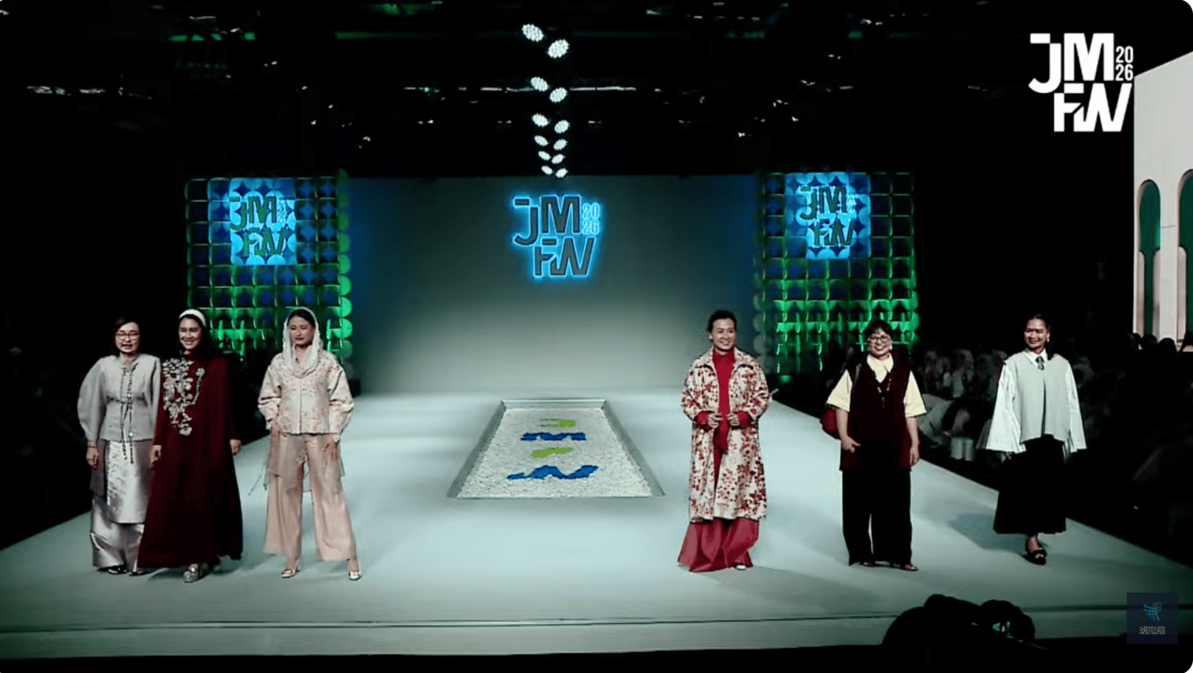 <p> Enam perempuan wakil menteri dari beberapa kementerian ikut ambil bagian membawakan busana  modest fashion karya sejumlah perancang pada hari pertama Jakarta Muslim Fashion Week (JMFW) 2026 di Kartika Expo Center, Balai Kartini, Jakarta, Kamis, 6 November 2025. (Dok.Tangkapan layar/Sokoguru-Rosmery)</p>
