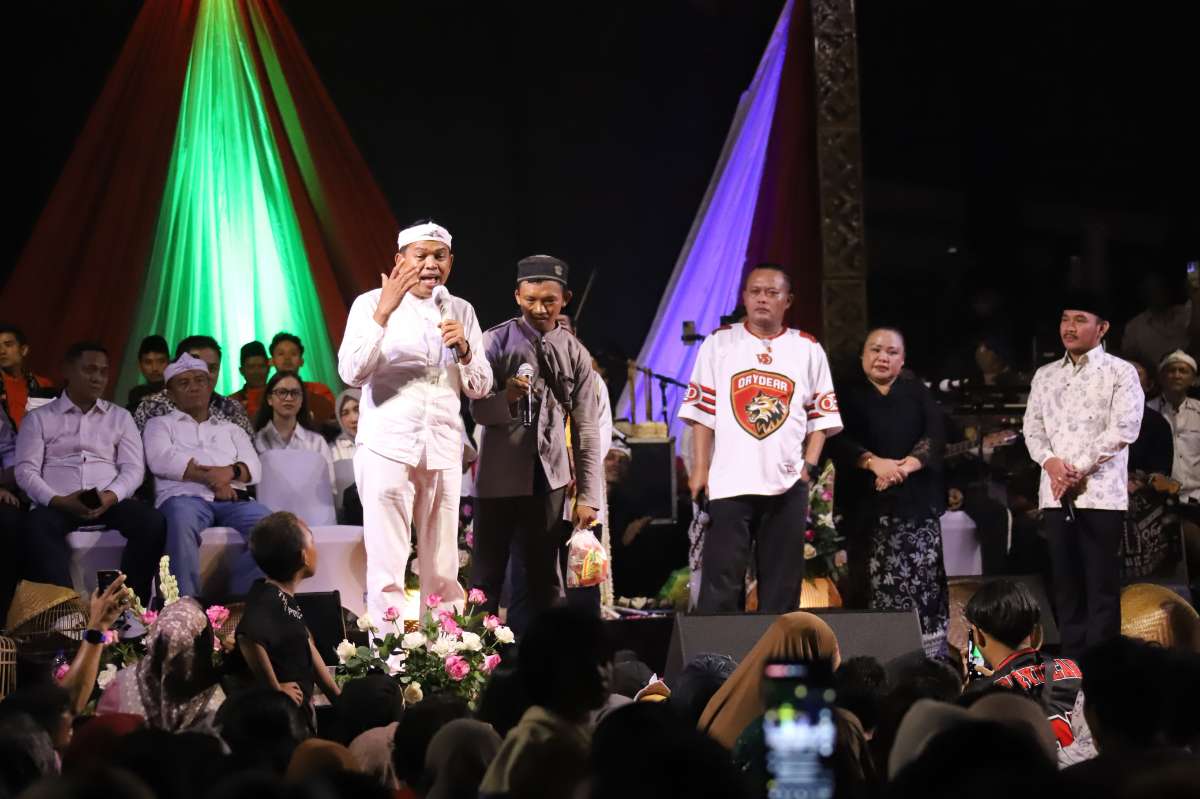 <p>Gubernut Jabar Dedi Mulyadi menghadiri Festival Layanan Publik dan Hiburan Abdi Nagri Nganjang Ka Warga edisi ke-12 di Lapangan Kelurahan Wanasari, Kecamatan Cibitung, Kabupaten Bekasi, Jumat malam (20/6/2025). (Dok.Pemprov Jabar)</p>
