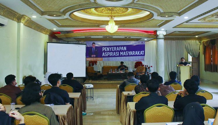 <p>Melalui dialog demokrasi di Sumedang, Ujang Bey hadir langsung mendengar rakyat. Bukan sekadar janji, tapi komitmen nyata yang memperkuat kepercayaan pada DPR RI.</p>
