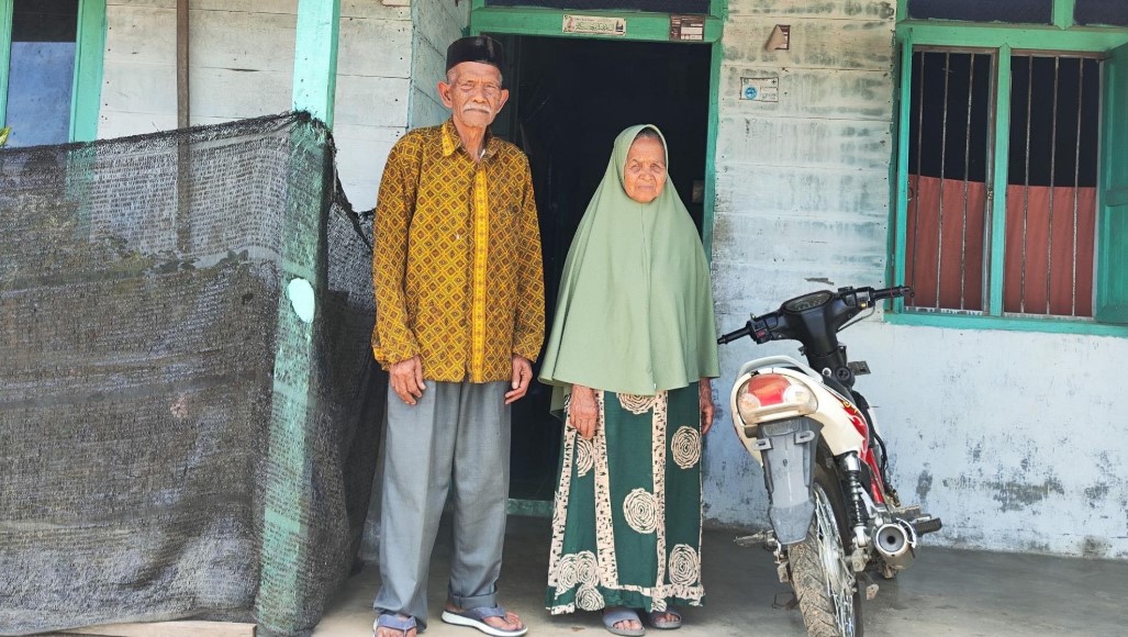 <p>Ilustrasi Pasangan lansia Awan Dahlan (100) dan Anan Dahniar (95) berdiri di depan rumah mereka di Aceh Tengah. Di usia senja, mereka bersiap menunaikan ibadah haji ke Tanah Suci pada Selasa, 20 Mei 2025, setelah mendapat prioritas khusus lansia dari Kementerian Agama RI. Foto: Dok. haji.kemenag.go.id</p>
