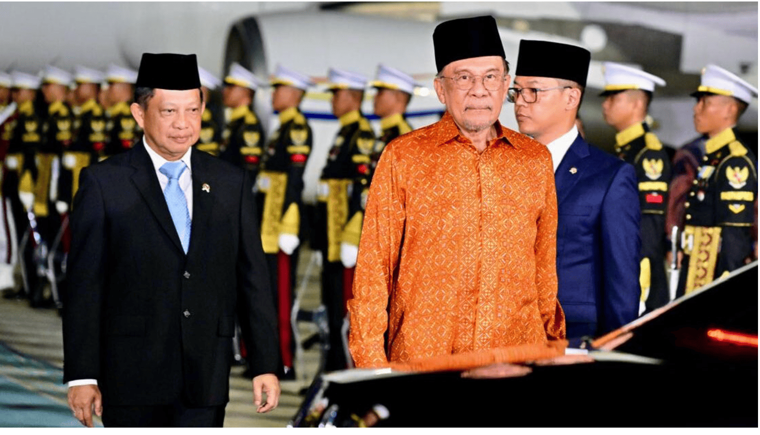 <p>Perdana Menteri (PM) Malaysia, Dato' Seri Anwar Ibrahim, tiba di Pangkalan TNI AU Halim Perdanakusuma, Jakarta, pada Senin malam, 28 Juli 2025 pukul 20.00 WIB, dalam rangka kunjungan kerja ke Indonesia. (Dok. BPMI Setpres/Rusman)</p>
