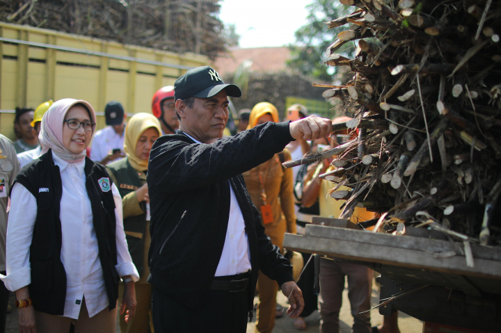 <p>Menteri Pertanian Andi Amran Sulaiman Saat melakukan kunjungan kerja ke kebun tebu P240T di wilayah Jatiroto, Kabupaten Lumajang, Jawa Timur, Selasa, 10 Juni 2025). Mentan memerintahkan agar izin distributor yang menjual pupuk bersubsidi di atas HET segera dicabut. (Dok. Kementan)</p>

<p> </p>
