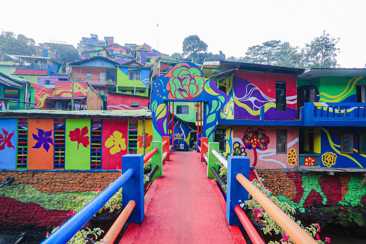 <p>Lembur Katumbiri, sebuah kampung wisata tematik berbasis seni dan budaya lokal yang diresmikan langsung oleh Wali Kota Bandung, Muhammad Farhan, pada Selasa, 6 Mei 2025. (Dok.Pemkot Bandung)</p>
