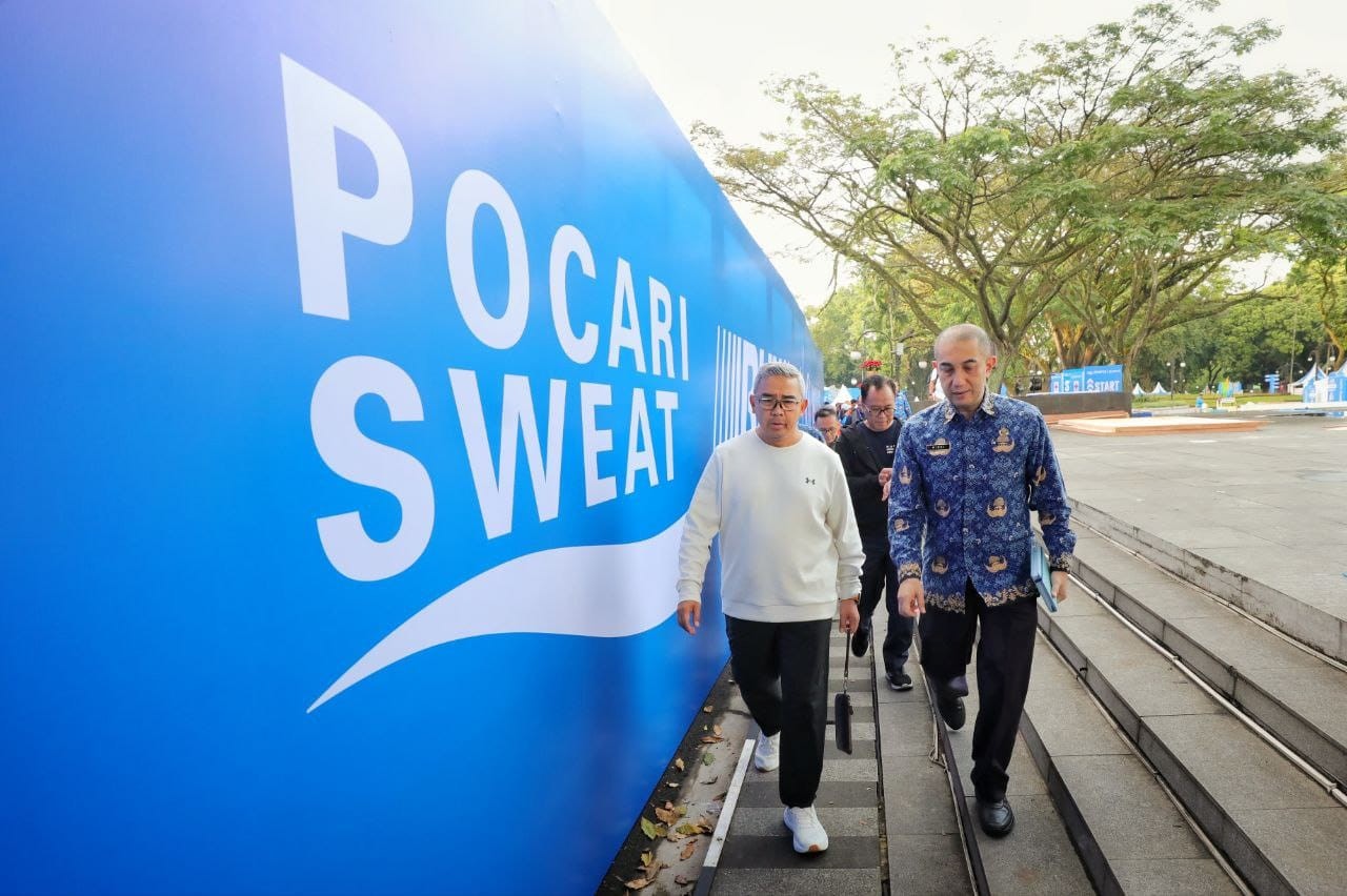 <p>Wali Kota Bandung Muhammad Farhan memantau jalur yang menjadi lintasan pelari peserta Pocari Sweat Run 2025 di Kota Bandung, Kamis (17/7/2025)</p>
