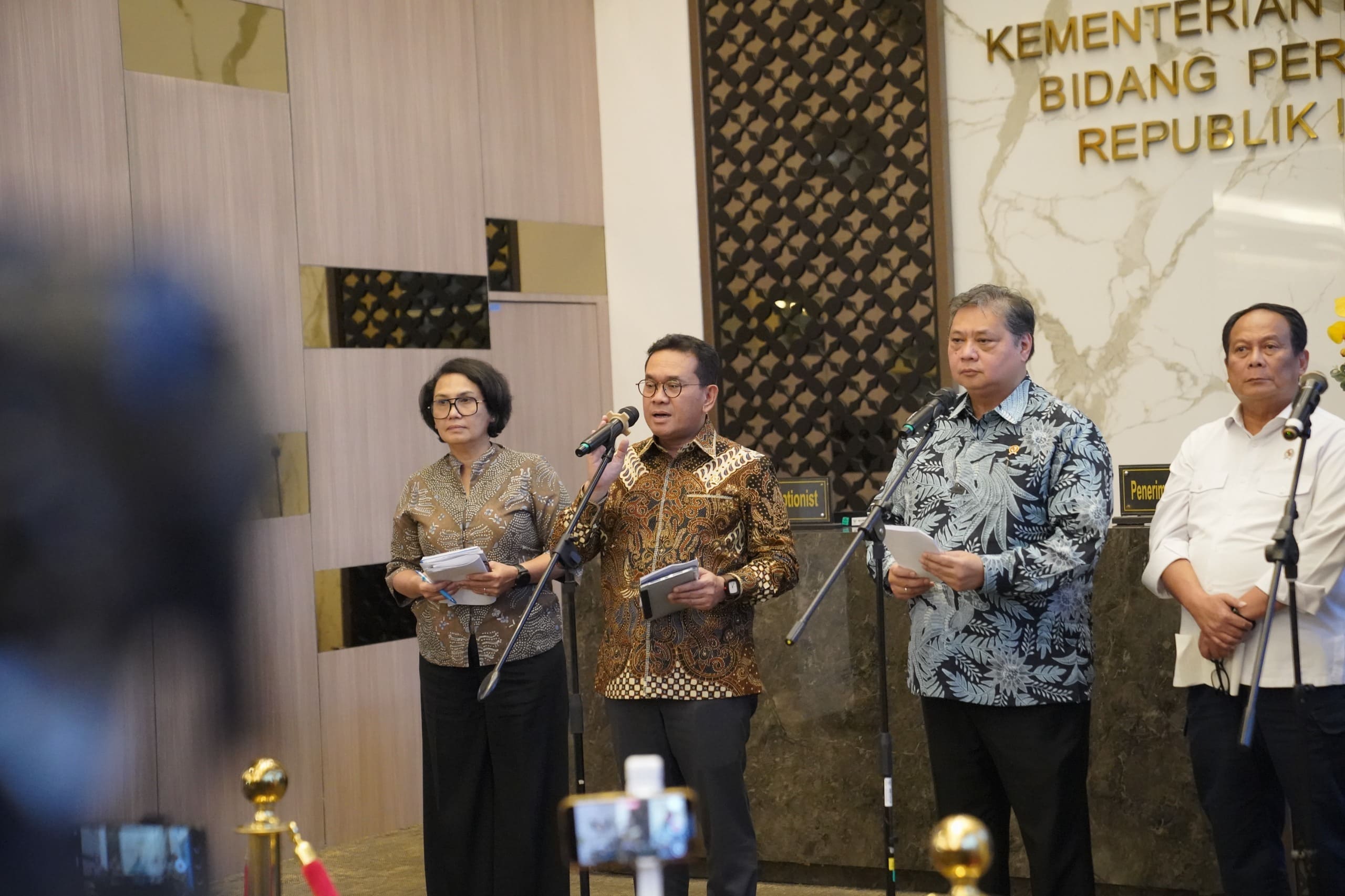 <p>Menteri Perdagangan Budi Santoso (Mendag Busan)  pada Konferensi Pers terkait Kebijakan Pendorong Pertumbuhan Ekonomi Triwulan IV dan Kesiapan Nataru 2025 di Kantor Kemenko Bidang Perekonomian, di Jakarta, Rabu, 26 November 2025. (Dok. Kemendag)</p>

<p> </p>
