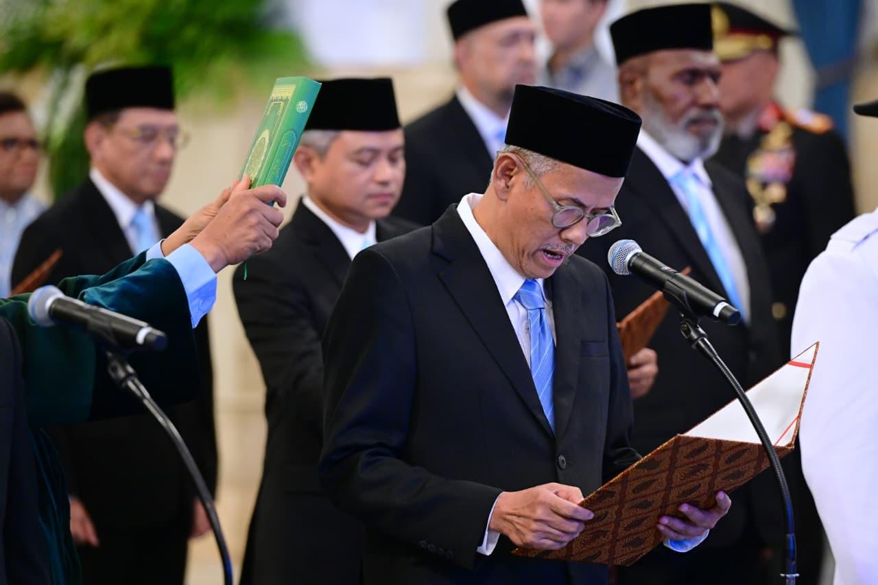 <p>Presiden Prabowo Subianto menyaksikan pengucapan sumpah/janji anggota Dewan Komisioner Lembaga Penjamin Simpanan (LPS), di Istana Negara, Jakarta, Rabu, 8 Oktober 2025. (Dok.BPMI Setpres)</p>

