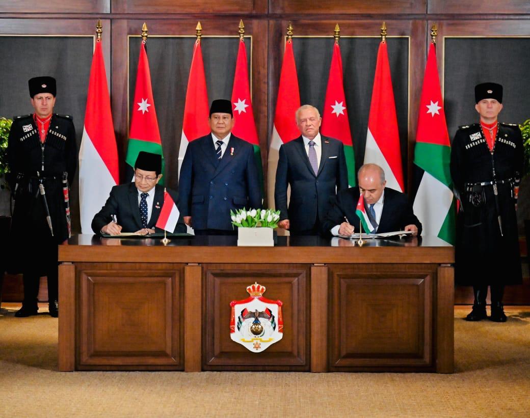 <p>Presiden Prabowo Subianto dan Raja Yordania Abdullah II bin Al-Hussein menyaksikan langsung penandatanganan empat nota kesepahaman (memorandum of understanding/MoU) strategis di Istana Al Husseiniya, Amman, Senin (14/4) waktu setempat. (Dok.BPMI Setpres)</p>
