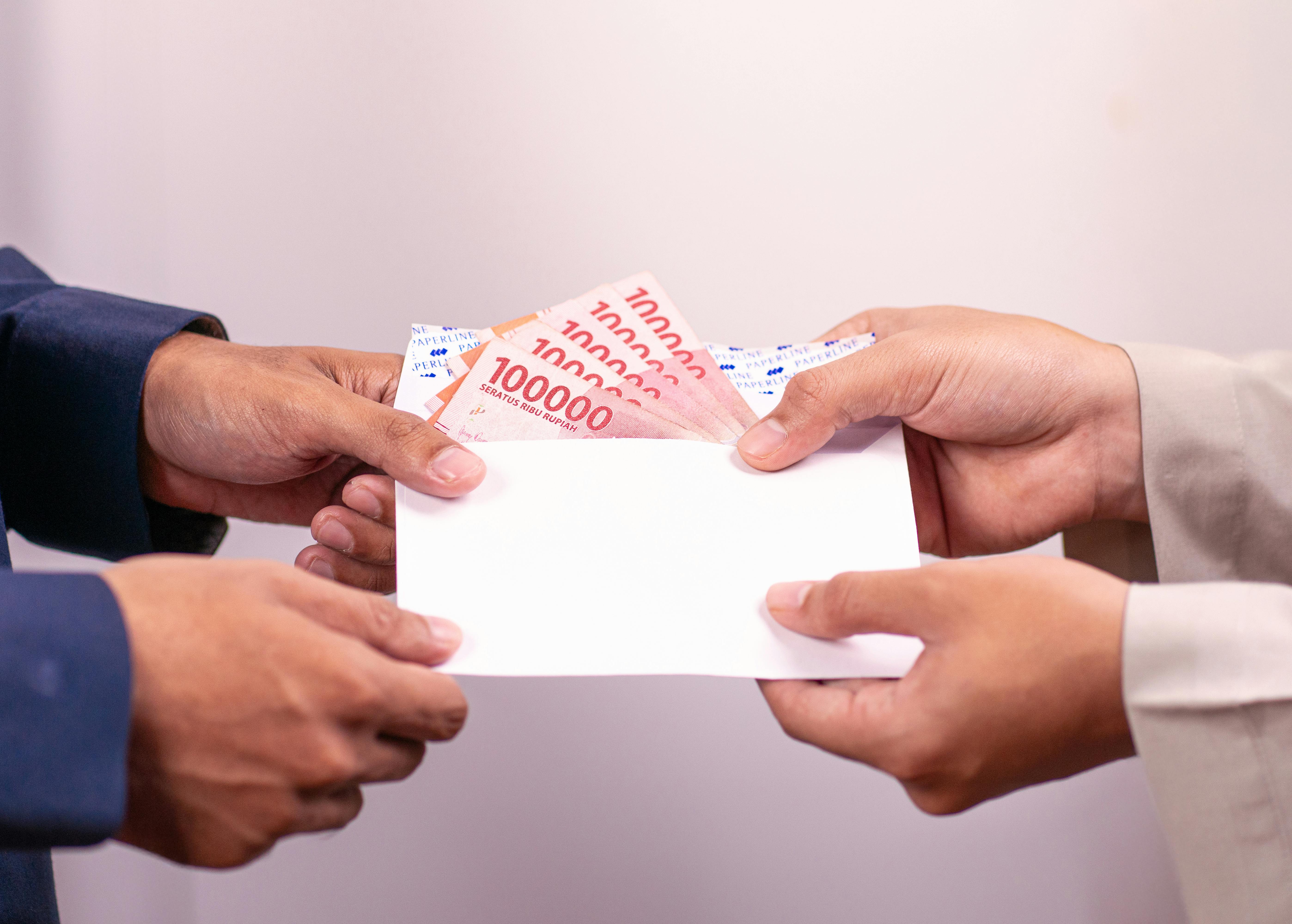 <p>Foto uang pecahan seratus ribu. Mau pengajuan KUR UMKM kamu lolos? Simak penyebab umum pengajuan KUR ditolak dan temukan solusi praktis agar usaha kamu bisa mendapatkan dana yang tepat! (Foto: pexels)</p>
