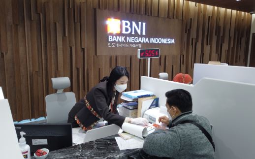 <p>Customer Service melayani pelanggan BNI. Tenor KUR BNI, Pilih yang Tepat, agar usaha makin kuat. Foto: BNI</p>
