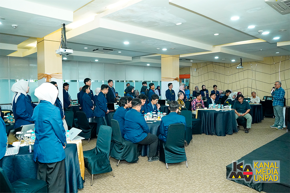 <p>Mahasiswa Unpad yang menjadi delegasi di ajang kompetisi Pimnas, ONMIPA dan KMI, dilepas oleh Rektor Unpad di UTC Hotel Dago Bandung,  Minggu, 16 November 2025. (Dok.Kanal Media Unpad/Jalasenastri Saprala)</p>
