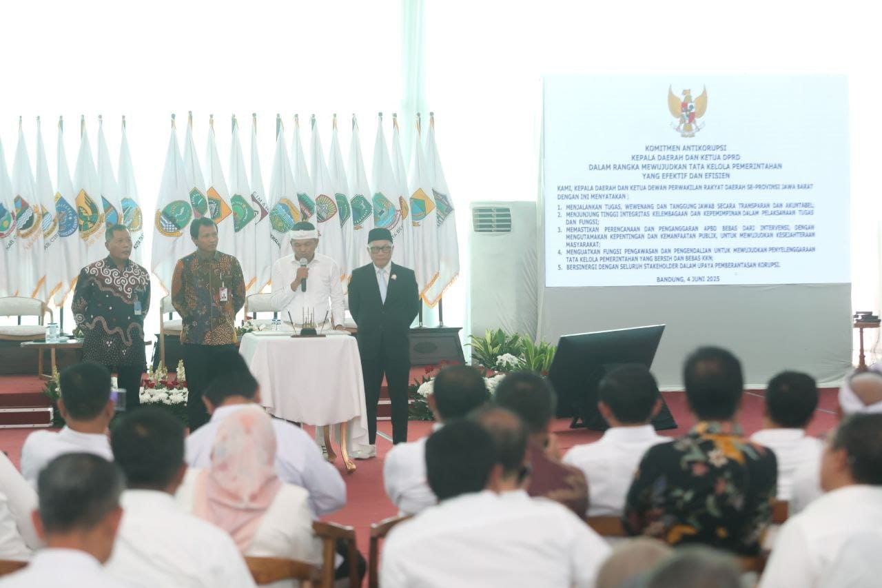<p>Seluruh kepala daerah dan ketua DPRD se-Jawa Barat (Jabar) menyatakan komitmen bersama untuk memberantas praktik korupsi, kolusi, dan nepotisme (KKN) melalui Deklarasi Anti-KKN di Gedung Pakuan, Kota Bandung, Rabu 4 Juni 2025. (Dok.Pemkot Bandung)</p>
