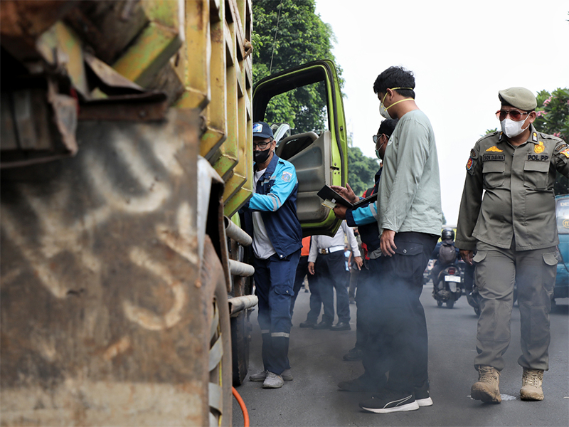 <p>Dinas Lingkungan Hidup (LH) DKI Jakarta melakukan uji emisi kendaraan di wilayah Jakarta. (Dok.Pempov DKI Jakarta)</p>
