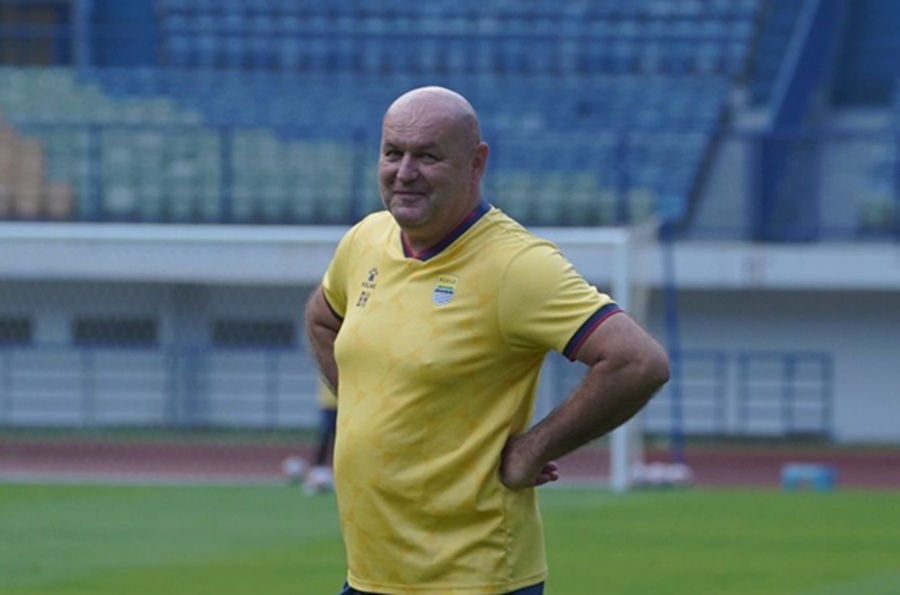 <p>Pelatih Persib, Bojan Hodak ingatkan anak asuhnya untuk menaruh waspada terhadap motivasi PSBS Biak. Foto: Persib).</p>
