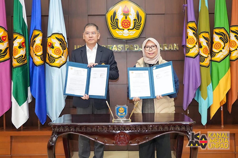 <p>Rektor Universitas Padjadjaran, Prof. Arief Sjamsulaksan Kartasasmita, dan Komisaris Utama PT.Kardia Indonesia, Dr. dr. Fathema Djan Rachmat, Sp.B.,  saat penandatanganan MoU pembangunan RS Unpad Dipati Ukur di Executive Lounge Unpad, Jl. Dipati Ukur No. 35 Bandung, Kamis 4 Desember 2025. (Dok. Kanal Media Unpad/ Dadan Triawan)</p>
