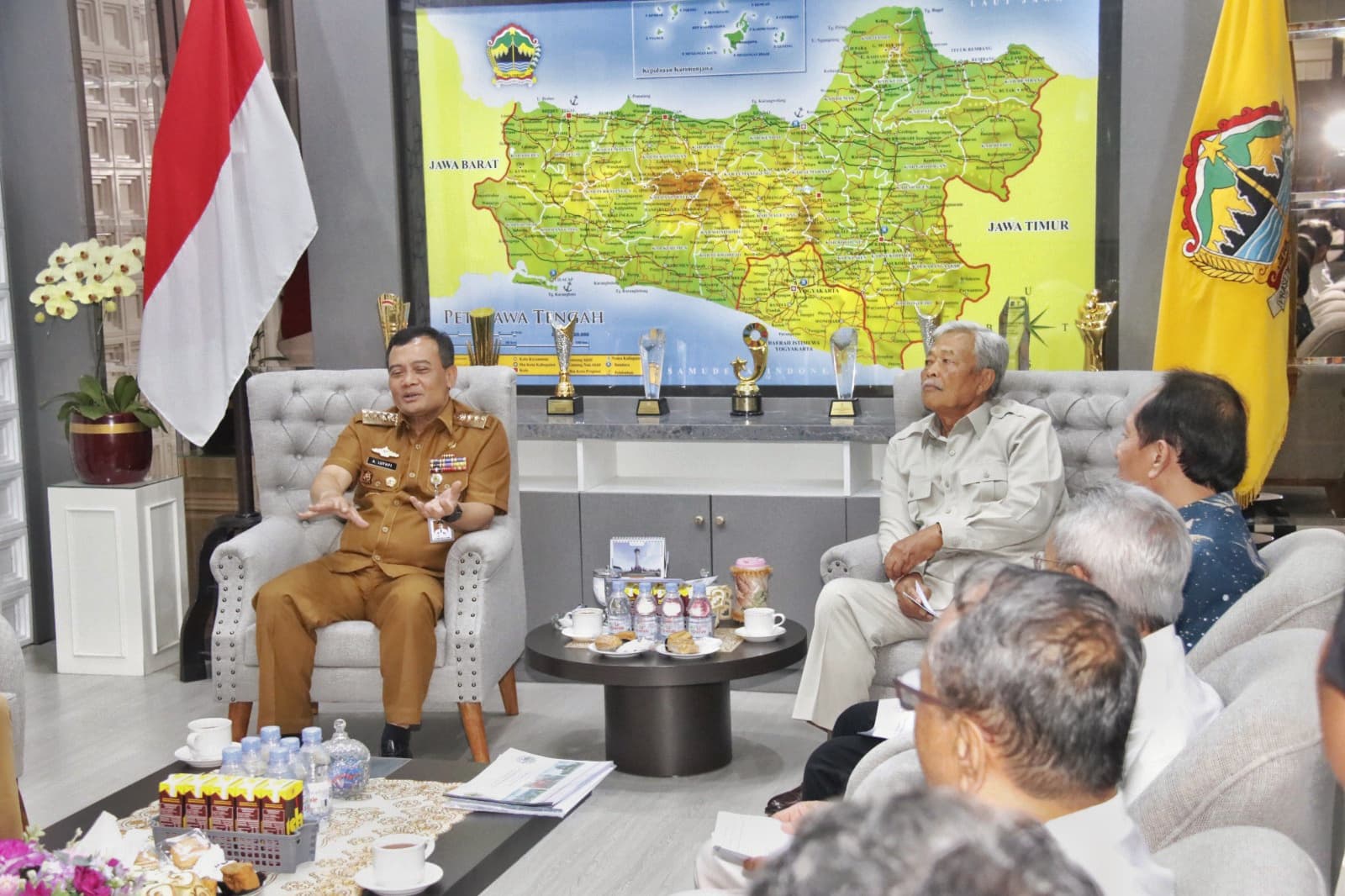 <p>Gubernur Jawa Tengah, Ahmad Luthfi menerima audiensi perwakilan panitia penyelenggara event internasional Prambanan Mendhut Interhash 2026 di kantornya, di Semarang, Senin, 16 Juni 2025. (Dok. Pemprov Jateng)</p>
