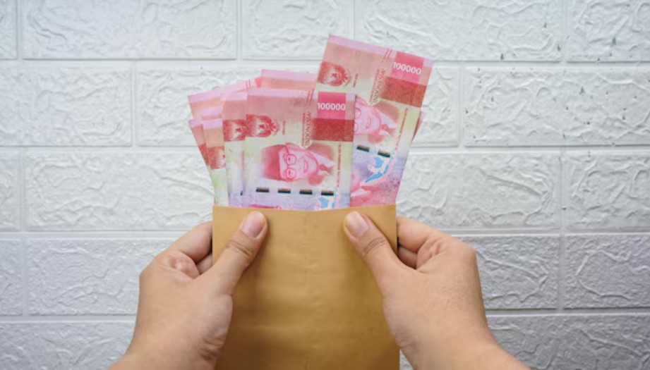 <p>Ilustrasi uang bansos PKH-BPNT yang diberikan kepada penerima terpilih berdasarkan data desil DTKS. Foto: freepik.com</p>
