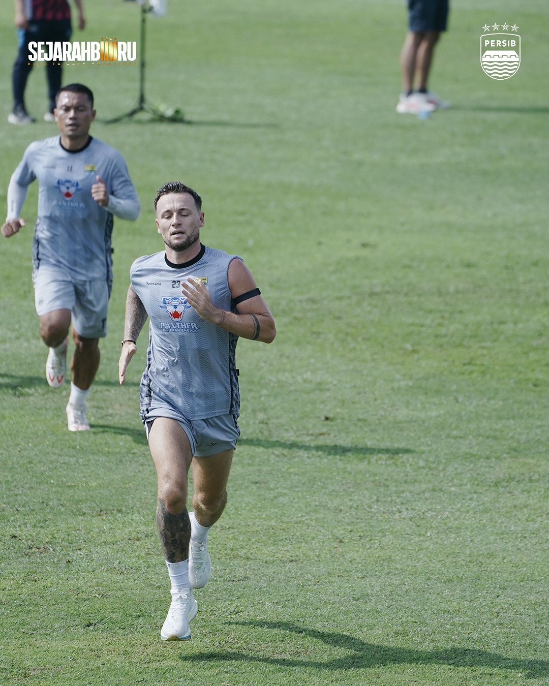 <p>Ketegangan memuncak jelang kick-off Piala Presiden 2025! Dalam konferensi pers penuh drama di Jakarta, Marc Klok mewakili Persib Bandung dengan percaya diri menegaskan ambisinya meraih gelar juara. Sementara Marselino Ferdinan dari Oxford United dan Asnawi Mangkualam dari Port FC juga saling tebar psywar. Persaingan panas di lapangan sudah terasa sejak di luar arena! Siapakah yang akan berjaya di turnamen pramusim paling bergengsi ini? Foto @persib.</p>
