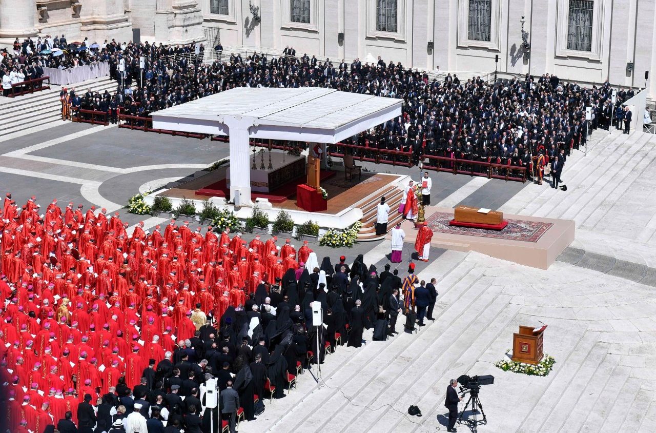<p>Pemandangan Lapangan Santo Petrus selama Misa Requiem untuk Paus Fransiskus. (Dok. Vatican Media)</p>

