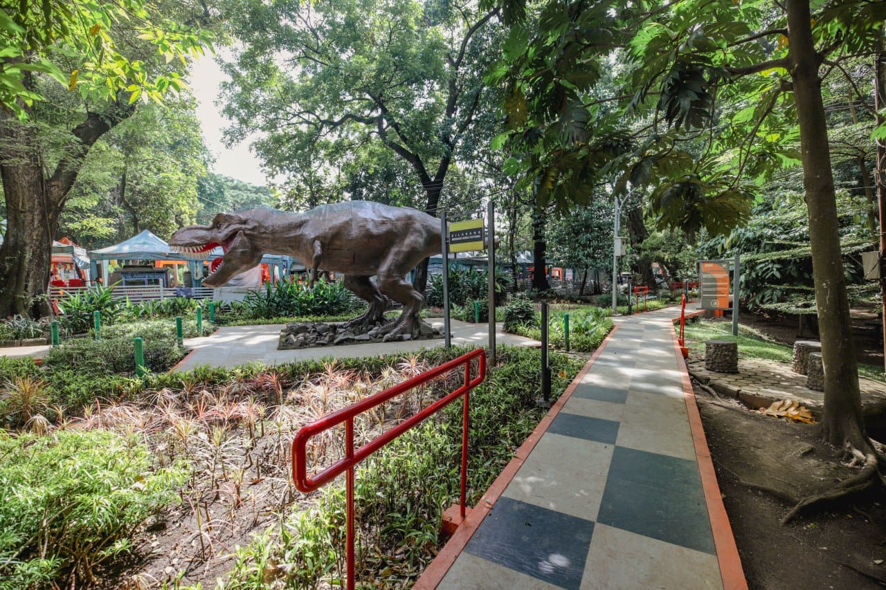 <p>Pemerintah Kota (Pemkot) Bandung resmi membuka kembali Taman Lansia yang kini tampil lebih aman, nyaman, dan ramah bagi warga lanjut usia. Jogging track yang sebelumnya banyak retak dan tidak rata kini telah diperbaiki menyeluruh. (Dok. Diskominfo Kota Bandung)</p>
