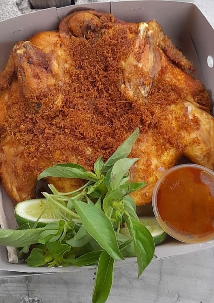 <p>Resep Ayam Goreng Lengkuas empuk dan gurih! Aroma lengkuas dan bumbu lengkap bikin ayam renyah di luar, lembut di dalam. Masak sekarang!</p>
