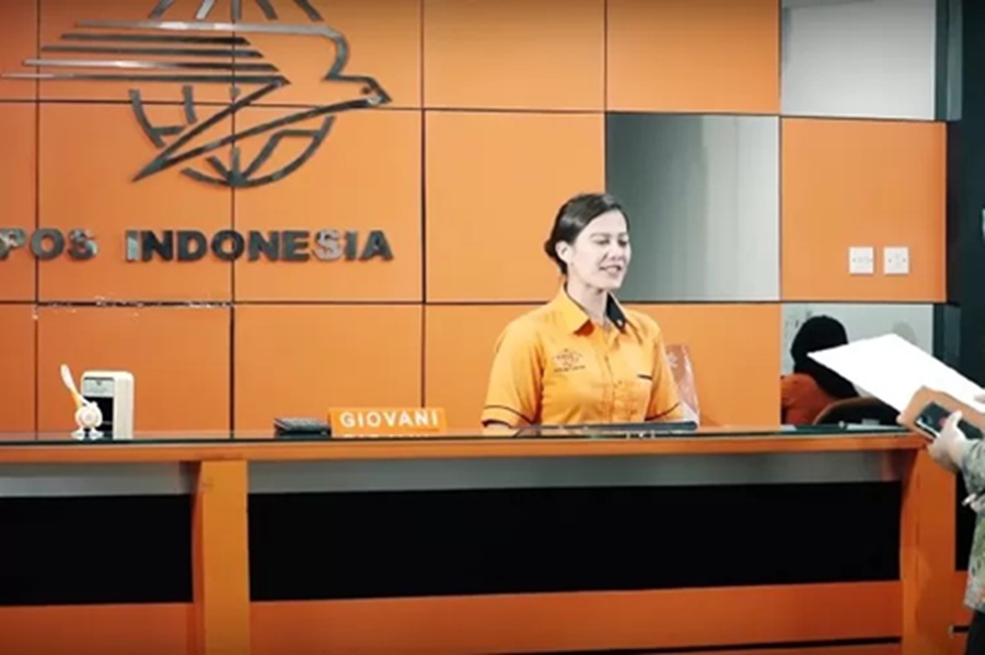 <p>Ilustrasi petugas kantor pos melayani pencairan BSU. Berikut jadwal pencairan BSU 2025 Rp600 ribu di kantor pos diperpanjang hingga 12 Agustus, dan tidak bisa diwakilkan. (Foto: Pos Indonesia).</p>
