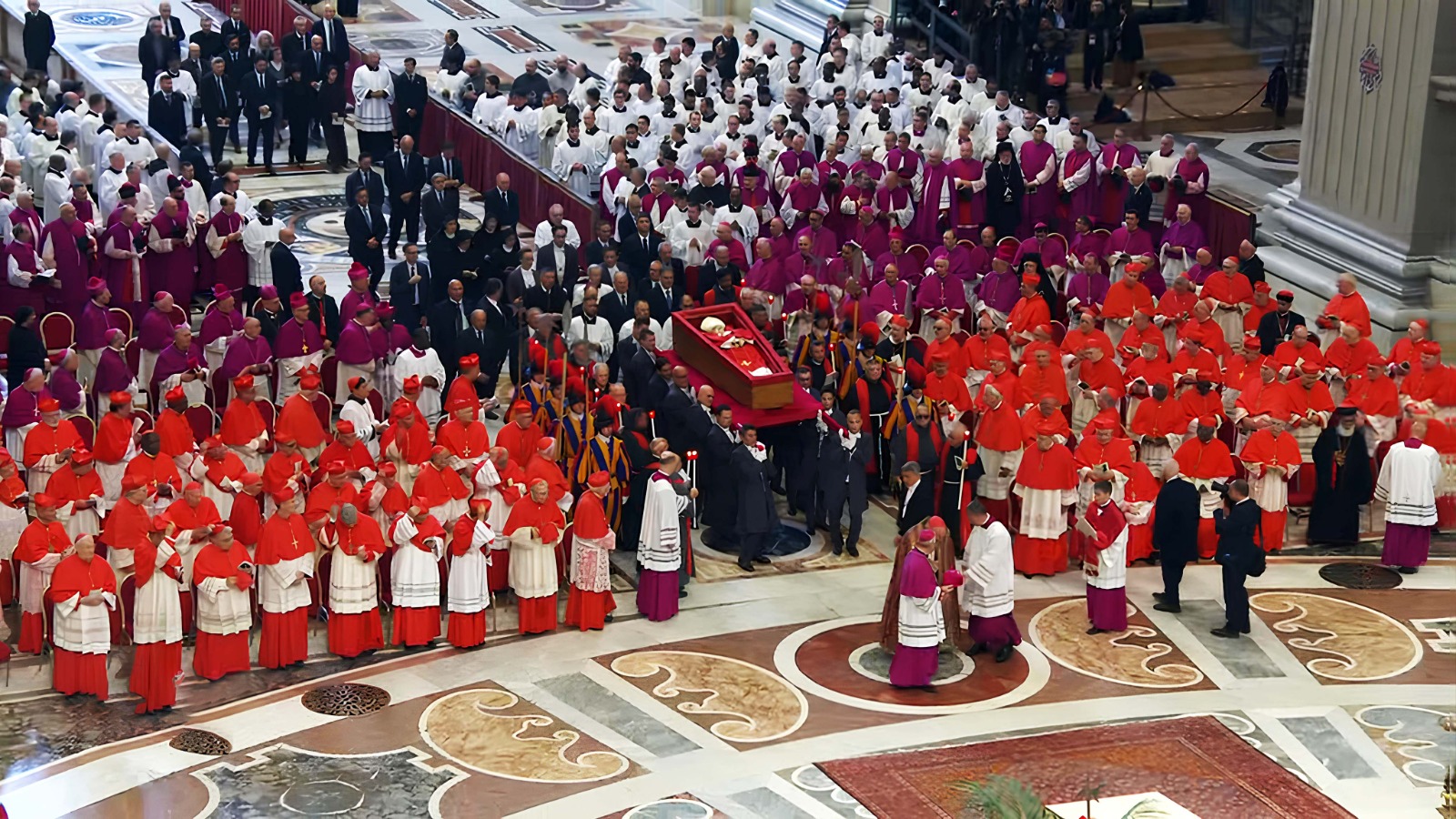 <p>Jenazah Paus Fransiskus telah dipindahkan ke Basilika Santo Petrus dari tempat kediamannya Apartemen Santa Marta, Roma, Rabu, 23 April 2025. (Dok. tangkapan layar Vatican News)</p>
