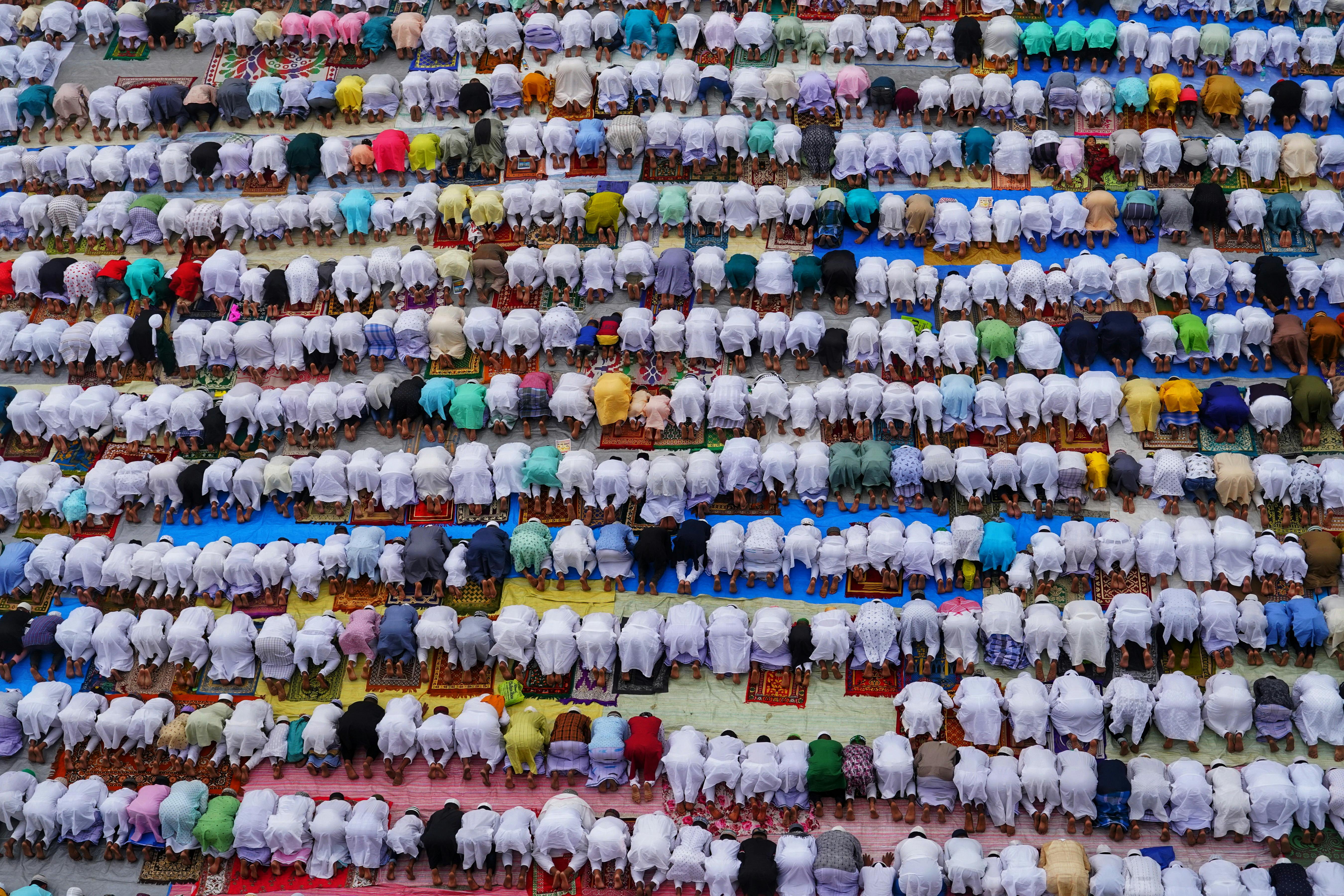 <p>Foto umat muslim sedang melaksanakan salat, dul Adha 2025 tiba, meski tanggalnya berbeda, semangat pengorbanan tetap sama. Perbedaan metode hisab dan rukyat hanya bagian dari keberagaman yang memperkaya makna ibadah kurban kita.(Foto: pexels)</p>
