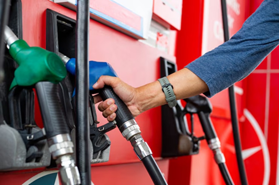 <p>Ilustrasi SPBU. Berikut daftar harga BBM Pertamina per 1 Mei 2025 mengalami penurunan harga. (Foto/Freepik).</p>
