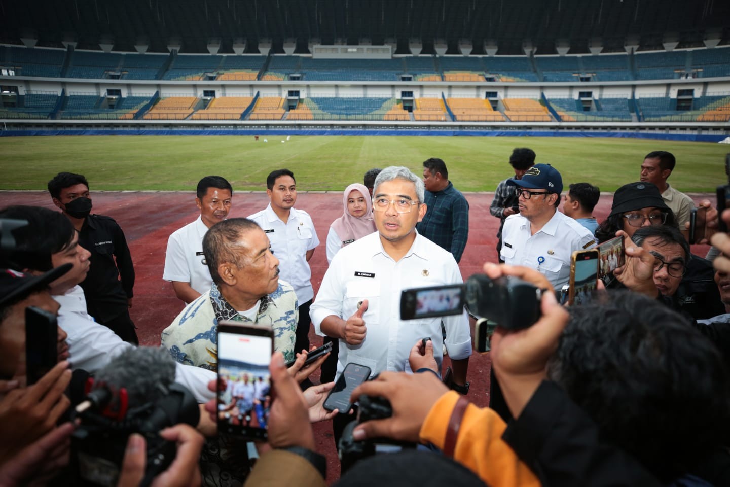 <p>Wali Kota Muhammad Farhan, menyatakan komitmennya untuk mendukung penuh persiapan Stadion GBLA untuk pelaksanaan Piala Presiden 2025. (Dok.Pemkot Bandung)</p>
