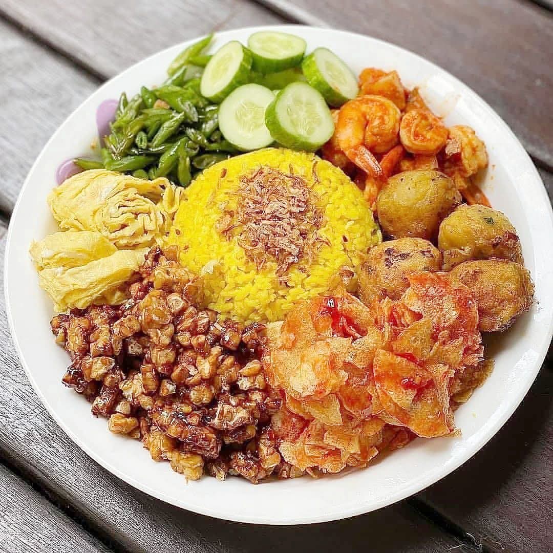 <p>Nikmati nasi kuning komplit gurih, wangi, dan pulen. Resep mudah pakai santan, rempah, dan jeruk nipis. Cocok untuk sarapan & acara spesial!</p>
