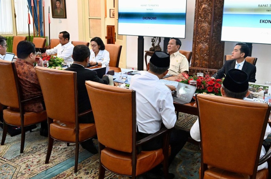 <p>Momen Rapat Terbatas di Istana Kepresidenan, dihadiri Presiden Prabowo Subianto bersama sejumlah Menteri untuk merampungkan kebijakan stimulus ekonomi, yang akan berlaku mulai 5 Juni 2025. (Foto: BPMI/Setpres).</p>
