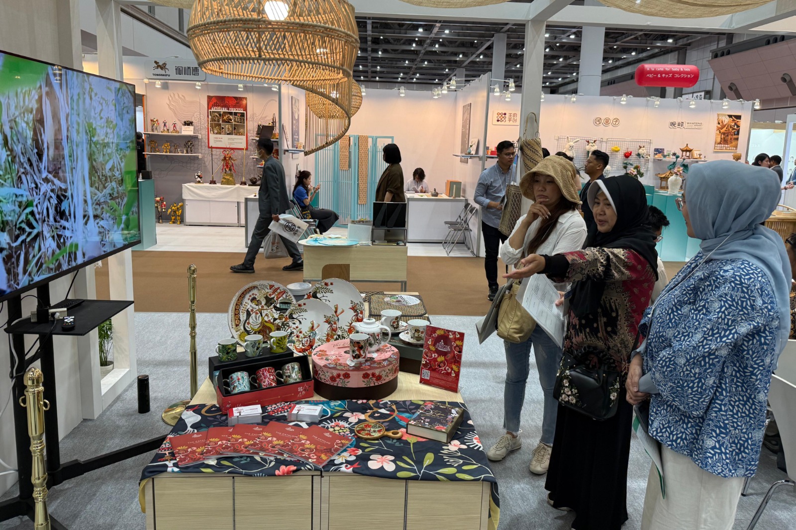 <p>Kementerian Perdagangan RI mendorong promosi produk kerajinan Indonesia melalui partisipasi di Tokyo International Gift Show Autumn (TIGS) 2025. Pameran produk kerajinan terbesar di Jepang itu berlangsung pada 3–5 September 2025 di Tokyo Big Sight, Tokyo, Jepang. (Dok. Kemedag)</p>

